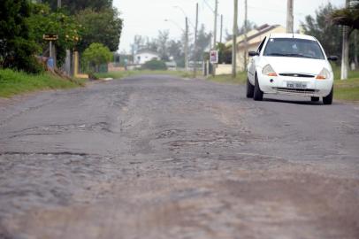  ARROIO DO SAL, RS, BRASIL 18/12/2015Condição das estradas que ligam a serra ao litoral, Estrada Interpraias apresenta trechos com muitos buracos e péssimo estado de conservação na localidade de Arroio do Sal (Felipe Nyland/Agência RBS)