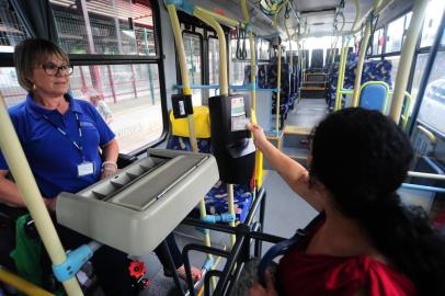  

CAXIAS DO SUL, RS, BRASIL, 22/12/2015. Conselho Municipal de Trânsito e Transporte reúne-se hoje para decidir sobre o índice de reajuste e o novo valor da tarifa do transporte coletivo. Na foto, passageira passa por catraca do ônibus. (Porthus Junior/Pioneiro)