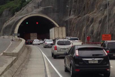 Pista liberada no túnel do Morro do Formigão, na BR-101, em Tubarão