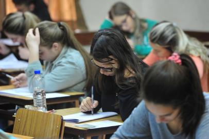  SANTA MARIA , RS , BRASIL , 01/12/2015Vestibular da Unifra -  4,131 candidatos tentam uma vaga nos cursos de graduação do Centro Universitário Franciscano (Unifra). A prova ¿ com 65 questões e redação ¿ é aplicada das 8h ao meio dia, nos conjuntos um e três, na Rua dos Andradas e Silva Jardim, respectivamente. FOTO JEAN PIMENTEL / AGÊNCIA RBS, GERAL