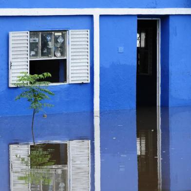 Cheia do Rio Quaraí causa alagamentos em Quaraí, na fronteira oeste do Estado