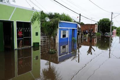 Cheia do Rio Quaraí causa alagamentos em Quaraí, na fronteira oeste do Estado