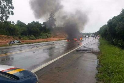 BARRA DO RIBEIRO, RS, BRASIL (24/12/2015): Acidente no Km 343 da BR-116 em Barra do Ribeiro. Colisão frontal com um morto. Um dos carros incendiou.