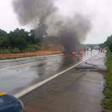 BARRA DO RIBEIRO, RS, BRASIL (24/12/2015): Acidente no Km 343 da BR-116 em Barra do Ribeiro. Colisão frontal com um morto. Um dos carros incendiou.