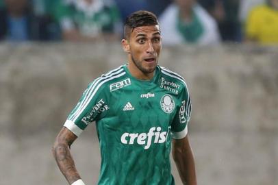 CUIABÃ, MT - 05.07.2015: PONTE PRETA X PALMEIRAS - O jogador Rafael Marques, da SE Palmeiras, em jogo contra a equipe da AA Ponte Preta, durante partida vÃ¡lida pela dÃ©cima primeira rodada do Campeonato Brasileiro SÃ©rie A, na Arena Pantanal. (Foto: Cesar Greco / Fotoarena)