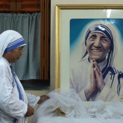  A nun of ¿the Missionaries of Charity decorates a picture of Mother Teresa prior to a special prayer service at Mother House in Kolkata on December 18, 2015. Mother Teresa, set to become a saint after the Vatican announced recognition of her second miracle, became a global symbol of compassion for her care of the sick and destitute. AFP PHOTO/ DIBYANGSHU SARKAREditoria: RELLocal: KolkataIndexador: DIBYANGSHU SARKARSecao: christianityFonte: AFPFotógrafo: STR