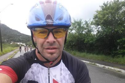  Morreu na manhã deste domingo, em Florianópolis, o jornalista gaúcho Roger Bitencourt, de 49 anos. Ele foi atropelado por um carro quando andava de bicicleta pela SC-401, próximo ao viaduto de Jurerê.