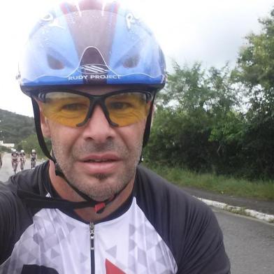  Morreu na manhã deste domingo, em Florianópolis, o jornalista gaúcho Roger Bitencourt, de 49 anos. Ele foi atropelado por um carro quando andava de bicicleta pela SC-401, próximo ao viaduto de Jurerê.