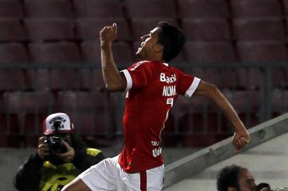  Brazils Internacional Nilmar celebrates after scoring against Universidad de Chile during their Copa Libertadores  football match at the Nacional stadium in Santiago, Chile, on April 16, 2015. AFP PHOTO /Claudio Reyes.Editoria: SPOLocal: SantiagoIndexador: Claudio ReyesSecao: SoccerFonte: AFPFotógrafo: STR