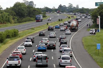 PORTO ALEGRE, RS, BRASIL. Ambiental de trânsito na freeway na saída para o feriadão de Ano-Novo. Foto: Mateus Bruxel/Agência RBS