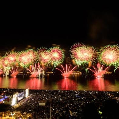 Milhares acompanham a queima de fogos na praia de Copacabana, no Rio de Janeiro, celebrando o Ano-Novo