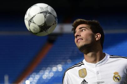 Real Madrid's new signing Brazilian defender Lucas Silva with the ball during his presentation at the at the Santiago Bernabeu stadium in Madrid on January 26, 2015.  AFP PHOTO / PIERRE-PHILIPPE MARCOU