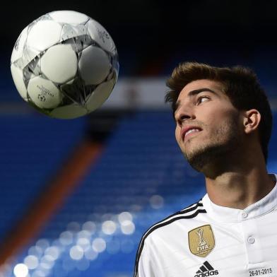 Real Madrids new signing Brazilian defender Lucas Silva with the ball during his presentation at the at the Santiago Bernabeu stadium in Madrid on January 26, 2015.  AFP PHOTO / PIERRE-PHILIPPE MARCOU