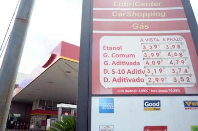  CAXIAS DO SUL, RS, BRASIL 01/01/2016Caxienses já sentem o aumento no preço da gasolina. A gasolina passa dos R$ 4 no litro. Em alguns postos, aumento foi de R$ 0,30 no litro.(FELIPE NYLAND/AGÊNCIA RBS)Indexador: Felipe Nyland                   