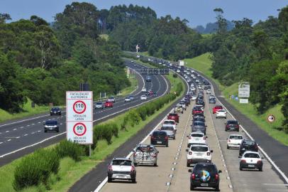  FREEWAY-20160103Retorno dos veranistas das praias gaúchas, com o movimento intenso na freeway.FOTÓGRAFA:ADRIANAFRANCIOSI