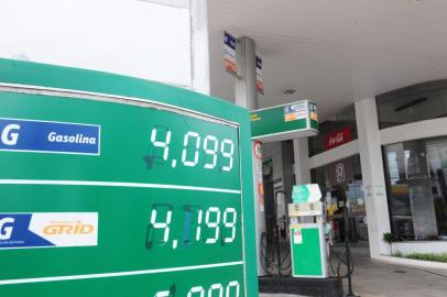  CAXIAS DO SUL, RS, BRASIL (03/01/2016) Aumento da Gasolina 2016. Reportagem verifica preços da gasolina comum em postos da cidade. Na foto, Posto Catz, na Marechal Floriano com os Dezoito do Forte.   (Roni Rigon/Pioneiro)