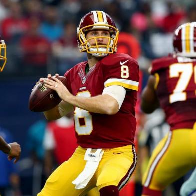 Washington Redskins v Dallas CowboysARLINGTON, TX - JANUARY 03: Kirk Cousins #8 of the Washington Redskins looks for an open receiver against the Dallas Cowboys during the first quarter at AT&T Stadium on January 3, 2016 in Arlington, Texas.   Tom Pennington/Getty Images/AFPEditoria: SPOLocal: ArlingtonIndexador: TOM PENNINGTONSecao: American FootballFonte: GETTY IMAGES NORTH AMERICAFotógrafo: STF