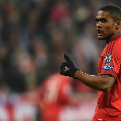  (FILES) This file photo taken on November 24, 2015 shows Bayern Munich's Brazilian midfielder Douglas Costa reacting during the UEFA Champions League Group F football match between FCB Bayern Munich and Olympiakos Piraeus on November 24, 2015 at the "Allianz Arena" in Munich, southern Germany. Costa has been elected as best player of the first half of the season by his peers as sports magazine "kicker" reports.Editoria: SPOLocal: MunichIndexador: CHRISTOF STACHESecao: soccerFonte: AFPFotógrafo: STR