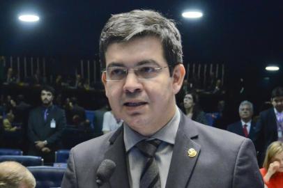 BRASÍLIA, DF, BRASIL (11/11/20150: Em pronunciamento, senador Randolfe Rodrigues (Rede-AP). Foto: Ana Volpe/Agência Senado