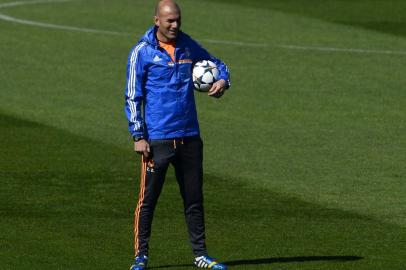 (FILES) A picture taken on March 17, 2014 shows Real Madrid's assistant manager Zinedine Zidane during a training session at Valdebebas training ground in Madrid, on the eve of the UEFA Champions League football match Real Madrid CF vs Schalke 04. Real Madrid sacked coach Rafael Benitez after just seven months in charge on January 4, 2016 with club legend Zinedine Zidane replacing the Spaniard. AFP PHOTO/ PIERRE-PHILIPPE MARCOU