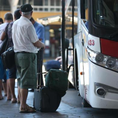  Porto Alegre/RS - BRASIL - 04/01/2015 - Movimentação de ônibus intermunicipais na rodoviária de Porto Alegre.