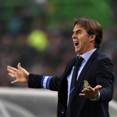 Porto's Spanish coach Julen Lopetegui gestures from the sideline during the Portuguese League football match Sporting CP vs FC Porto at Alvalade stadium in Lisbon on January 2, 2016.   AFP PHOTO/ FRANCISCO LEONG / AFP / FRANCISCO LEONG