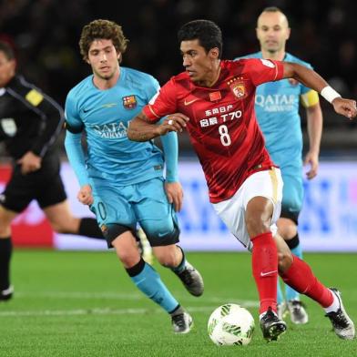  Guangzhou Evergrande midfielder Paulinho controls the ball against Barcelona during their Club World Cup semi-final football match in Yokohama on December 17, 2015. AFP PHOTO / TOSHIFUMI KITAMURAEditoria: SPOLocal: YOKOHAMAIndexador: TOSHIFUMI KITAMURASecao: soccerFonte: AFPFotógrafo: STF