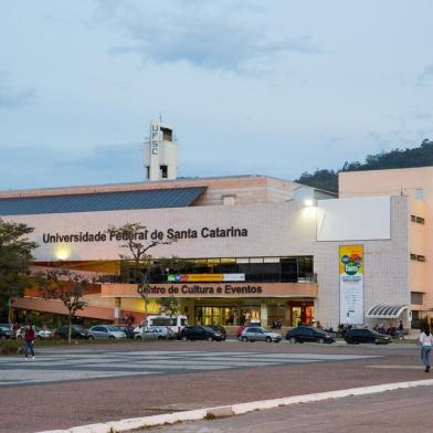  FLORIANÓPOLIS, SC, BRASIL, 22-06-2015 - Falta de segurança na UFSC + fotos gerais do campus + limpeza.