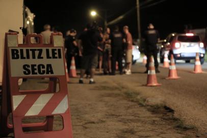  FLORIANÓPOLIS, SC, BRASIL, 17-01-2016 - Blitz da Lei Seca em Jurerê Internacional na noite deste sábado.