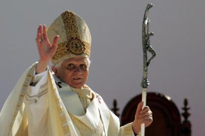 MISSA DE CANONIZAÇÃO DE FREI GALVÃOSP - PAPA/VISITA/MISSA - GERAL - O papa Bento XVI acena ao celebrar a missa de canonização   do beato Frei Galvão, o primeiro santo brasileiro, no Campo de   Marte, zona norte de São Paulo, nesta sexta.     11/05/2007 - Foto: ROBSON FERNANDJES/AGÊNCIA ESTADO/AE#PÁGINA:01 Fonte: AE Fotógrafo: Robson Fernandjes