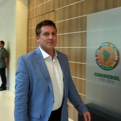  APF president and candidate to the presidency of the CONMEBOL, Alejandro Dominguez arrives to a meeting with the CONMEBOL executive committee, in Luque, Paraguay, on January 25, 2016.     AFP PHOTO / NORBERTO DUARTE / AFP / NORBERTO DUARTEEditoria: SPOLocal: LUQUEIndexador: NORBERTO DUARTESecao: soccerFonte: AFPFotógrafo: STR