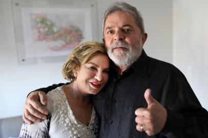 Ex-presidente Luís Inácio LULA da Silva, com sua esposa Marisa Letícia, na saída do Hospital Sírio Libanês em SP, qdo efetuava tratamento de saúde.