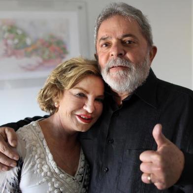 Ex-presidente Luís Inácio LULA da Silva, com sua esposa Marisa Letícia, na saída do Hospital Sírio Libanês em SP, qdo efetuava tratamento de saúde.