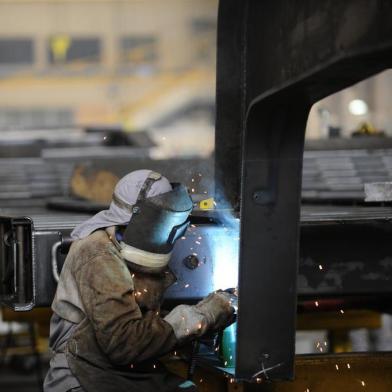  Imprensa Visita Empresas Randon. Jornalistas visitam produção de carretas da Randon.