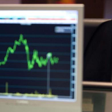 #PÁGINA:16A broker works at the Bovespa Stock Market, in Sao Paulo, Friday, Oct. 17, 2008. Latin American stocks inched higher in early trading Friday, following gains in oil prices that drove up emerging market indices in Asia and Europe. (AP Photo/Andre Penner) Fonte: AP Fotógrafo: Andre Penner