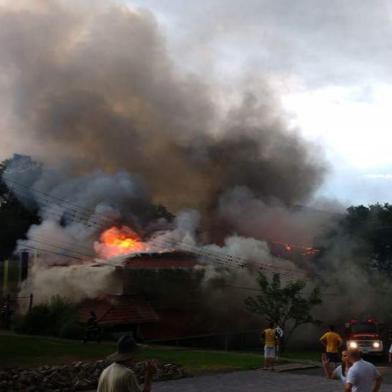 Incêndio destruiu todo o segundo pavimento da Hospedaria Bom Pastor, em Nova Petrópolis