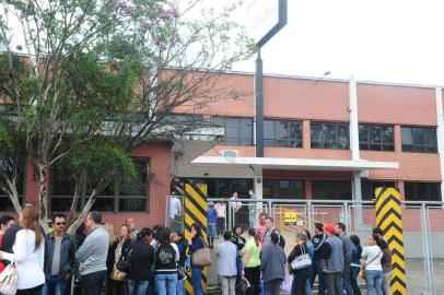  CAXIAS DO SUL, RS, BRASIL (01/02/2016) Empresa Robertshow. Na foto, funcionários retornam à empresa para buscar seus pertences. (Roni Rigon/Pioneiro)