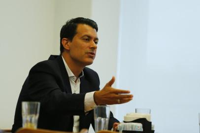  PORTO ALEGRE, RS, BRASIL, 26-01-2016: Café da manhã para a imprensa com o presidente do Grêmio, Romildo Bolzan Jr, para falar sobre o planejamento do clube em 2016. Na foto, Rui Costa. (FOTO FÉLIX ZUCCO/AGÊNCIA RBS, Editoria de Esportes).