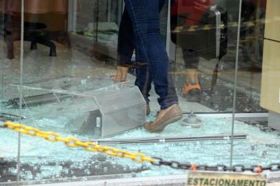  CAXIAS DO SUL, RS, BRASIL 04/02/2016Agência do Sicredi de São Gotardo, distrito de Flores da Cunha, foi assaltada no início da tarde de quinta-feira (04/02). Homens armados e encapuzados invadiram a agência e fugiram levando dinheiro e duas reféns, liberadas logo em seguida. (Felipe Nyland/Agência RBS)Indexador: Felipe Nyland                   