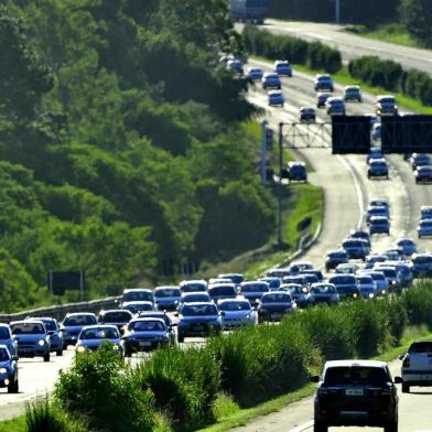  PORTO ALEGRE, RS, BRASIL 05/02/2016 - Trânsito intenso na Freeway em direção ao Litoral. (FOTO: LAURO ALVES/ AGÊNCIA RBS).