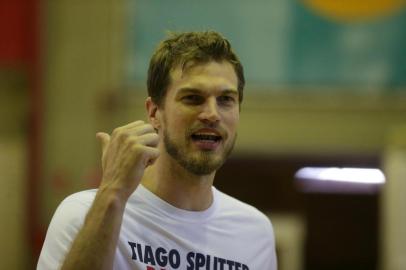  PORTO ALEGRE, RS, BRASIL - 02-07-2015 - Jogador de basquete Tiago Splitter, faz treino para 15 atletas destaques do clube Sogipa entre 15 e 19 anos.(FOTO:DIEGO VARA/AGÊNCIA)Indexador: Diego Vara