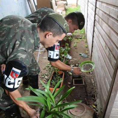  PORTO ALEGRE- RS- BRASIL- 13/02/2016- Com a ideia de engajar famílias na luta contra o mosquito transmissor de zika, dengue e chikungunya, o governo federal promove neste sábado o Dia Nacional de Mobilização para o Combate ao Aedes aegypti.Militares das Forças Armadas distribuiram material impresso para orientar a população do Bairro Partenon,  sobre como evitar criadouros.  FOTO FERNANDO GOMES / ZERO HORA