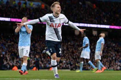  Tottenham Hotspur's Danish midfielder Christian Eriksen celebrates scoring his team's second goal during the English Premier League football match between Manchester City and Tottenham Hotspur at the Etihad. OLI SCARFF / AFPEditoria: SPOLocal: ManchesterIndexador: OLI SCARFFSecao: soccerFonte: AFPFotógrafo: STR