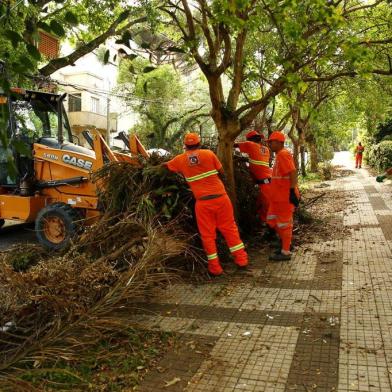  Porto Alegre, RS, Brasil, 16-02-2016. Equipes do DMLU darão início ao mutirão de limpeza de resíduos do temporal, principalmente troncos e galhos de árvores. (FOTO: CARLOS MACEDO/AGÊNCIA RBS)