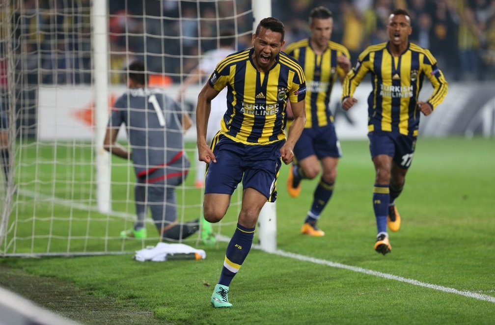 Giuliano marca em clássico com cinco expulsões, e Fenerbahçe vence o  Besiktas, futebol internacional