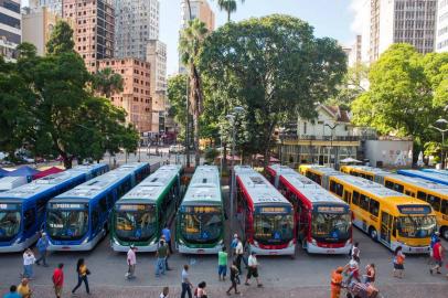  

Frota de ônibus renovada foi apresentada na manhã desta sexta, no Largo Glênio Peres