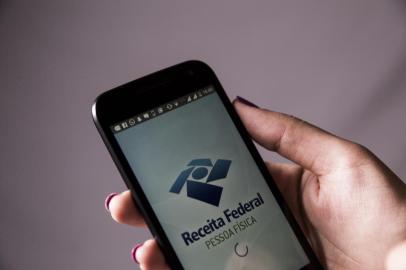  Florianopolis, SC, Brasil, 12.02.2016: Aplicativo para o imposto de renda no celular. (Foto: Diorgenes Pandini/Agência RBS)Indexador: Diorgenes PandiniFonte: Agencia RBS