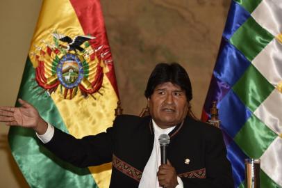  Bolivian President Evo Morales answers questions from the press at Quemado palace in La Paz on February 22, 2016, a day after Bolivians rejected his bid to seek a fourth term and potentially extend his presidency until 2025, according to local media. Early returns Monday indicated Bolivian President Evo Morales was facing defeat in a referendum on seeking a fourth term in power, but he sat tight pending results from his rural strongholds. Morales, Bolivias first indigenous head of state, promised to respect the official results of Sundays vote on whether he can run for re-election to extend his time in office to 19 years. AFP PHOTO/Aizar Raldes AIZAR RALDES / AFPEditoria: POLLocal: La PazIndexador: AIZAR RALDESSecao: governmentFonte: AFPFotógrafo: STR