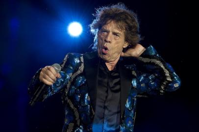  British singer and frontman of rock band The Rolling Stones Mick Jagger performs  in concert during their Ole tour at Morumbi  stadium in Sao Paulo, Brazil, on February 24, 2016. AFP PHOTO / NELSON ALMEIDA / AFP / NELSON ALMEIDAEditoria: ACELocal: Sao PauloIndexador: NELSON ALMEIDASecao: musicFonte: AFPFotógrafo: STF