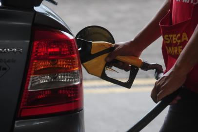  CAXIAS DO SUL, RS, BRASIL  (01/02/2015) Preços da Gasolina. Governo Aumenta Preço da Gasolina. Reportagem verfica variação de valores. Na foto, posto da Julio.. (Roni Rigon/Pioneiro)